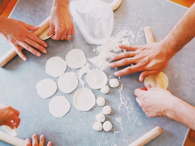 みんなで皮を作る様子